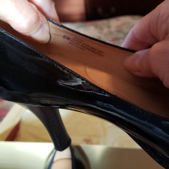 Patent black leather ladies shoes 8M - Picture 5 of 5